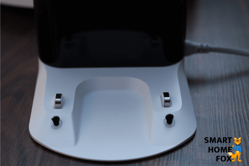 A close-up of the cleaning brushes on the Roborock S7’s charging station